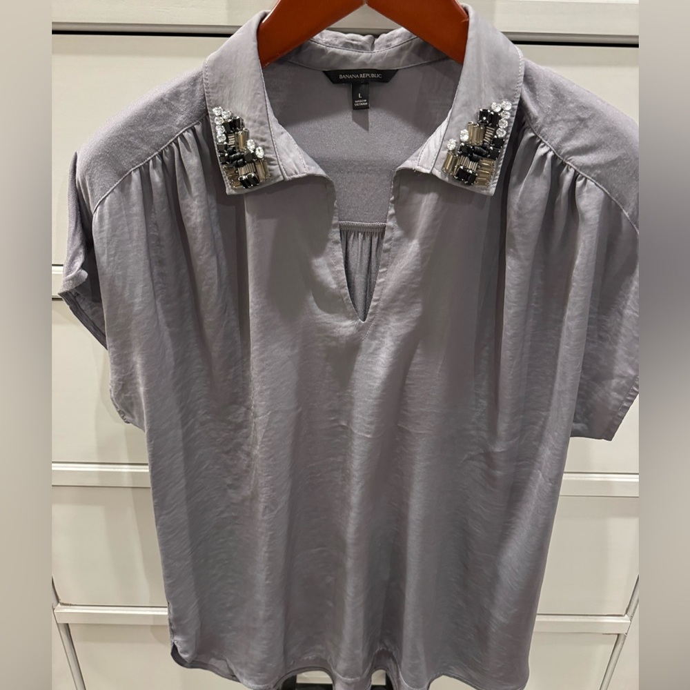 Banana Republic ladies blouse top size large Beautiful beading on the collar